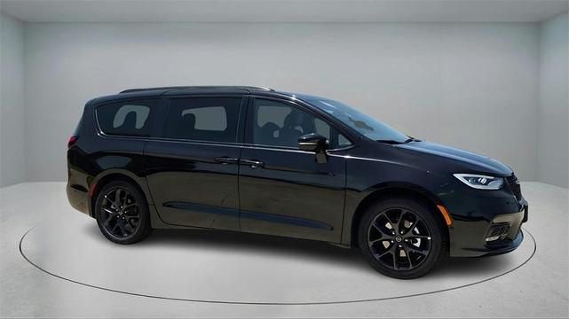 Photo of 2025 Diamond Black Chrysler Pacifica