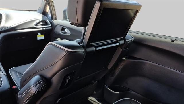 Photo of 2025 Diamond Black Chrysler Pacifica