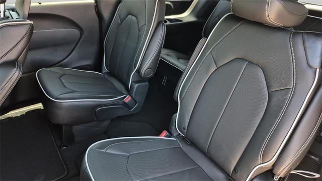 Photo of 2025 Diamond Black Chrysler Pacifica