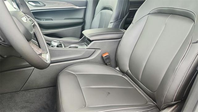 Photo of 2025 Metallic Jeep Grand Cherokee L