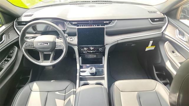 Photo of 2025 Metallic Jeep Grand Cherokee L
