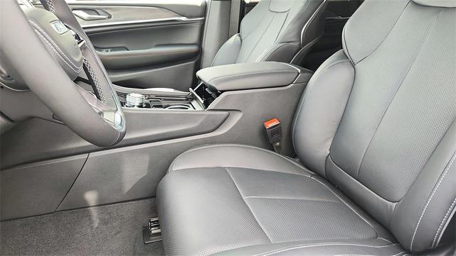 Photo of 2025 Bright White Clearcoat Jeep Grand Cherokee