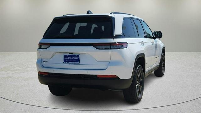 Photo of 2025 White Jeep Grand Cherokee