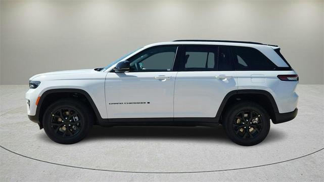 Photo of 2025 White Jeep Grand Cherokee