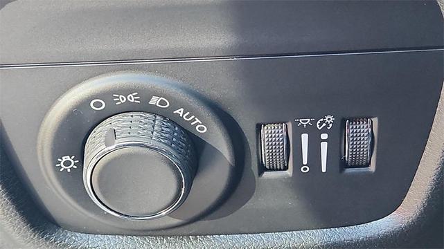 Photo of 2025 White Jeep Grand Cherokee