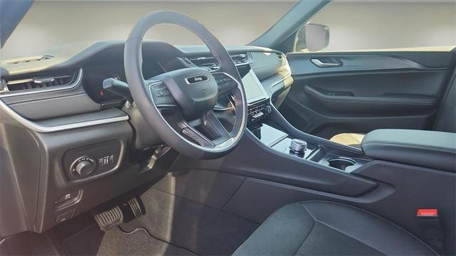 Photo of 2025 White Jeep Grand Cherokee