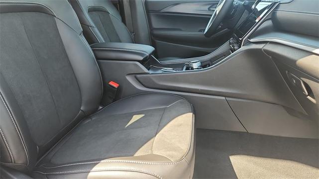Photo of 2025 White Jeep Grand Cherokee