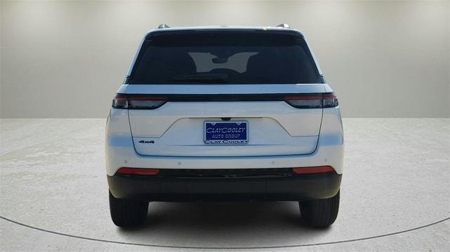 Photo of 2025 White Jeep Grand Cherokee
