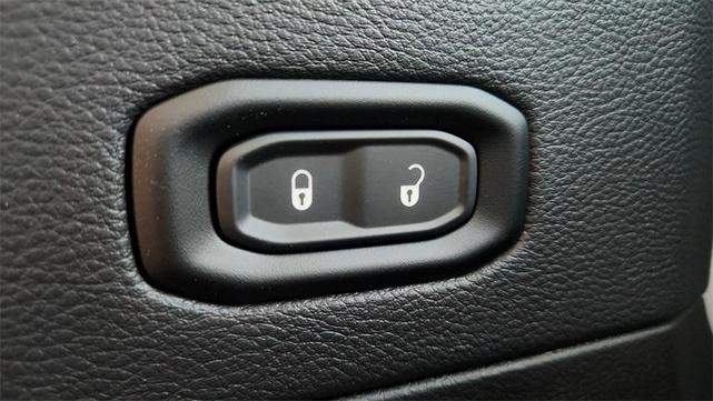 Photo of 2025 Bright White Clearcoat Jeep Wrangler