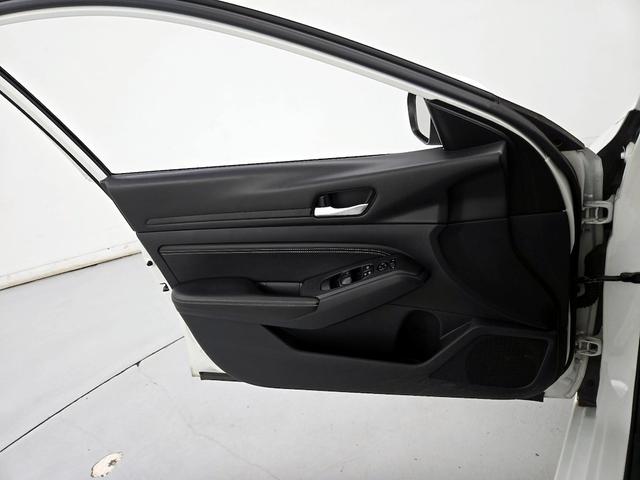 Photo of 2020 White Nissan Altima