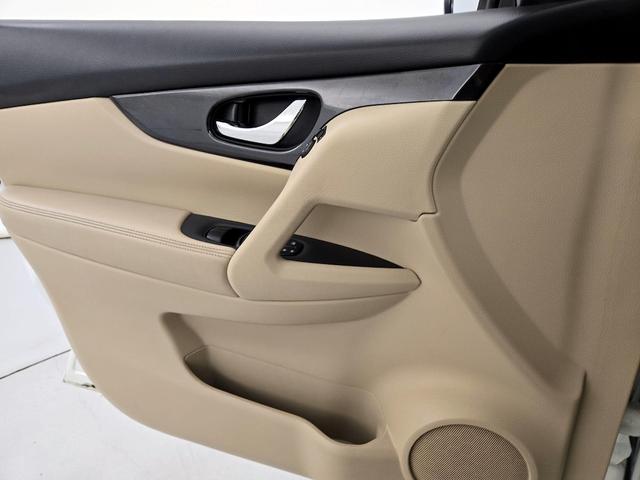 Photo of 2017 White Nissan Rogue