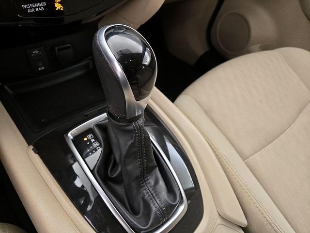 Photo of 2017 White Nissan Rogue
