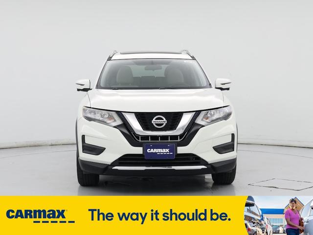 Photo of 2017 White Nissan Rogue