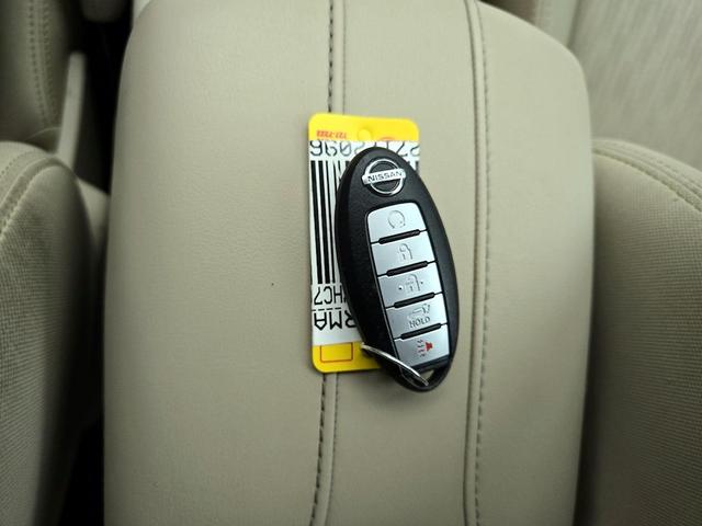 Photo of 2017 White Nissan Rogue