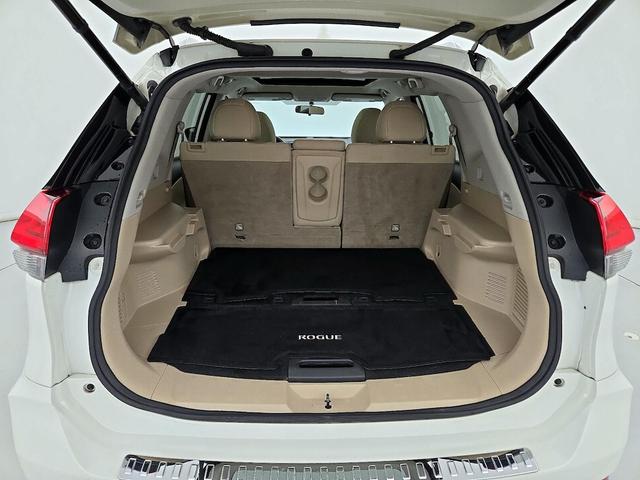 Photo of 2017 White Nissan Rogue