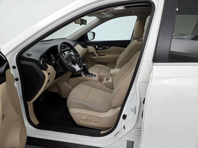 Photo of 2017 White Nissan Rogue