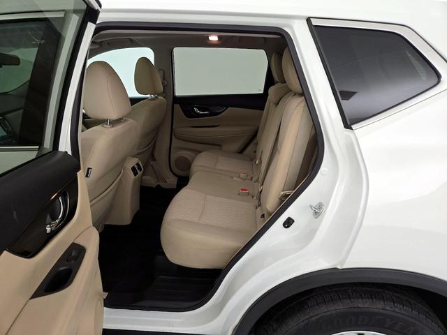 Photo of 2017 White Nissan Rogue