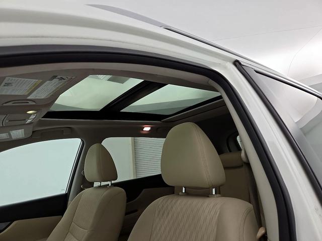 Photo of 2017 White Nissan Rogue