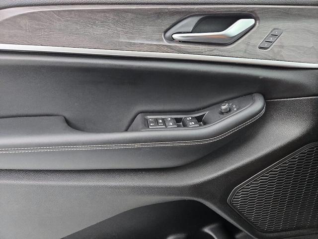 Photo of 2023 White Jeep Grand Cherokee