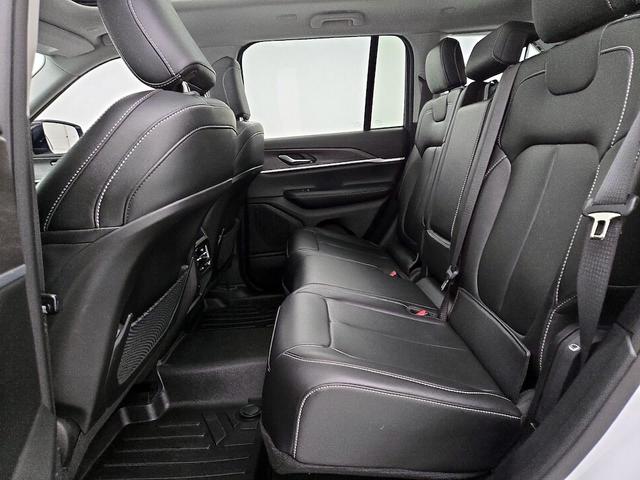Photo of 2023 White Jeep Grand Cherokee