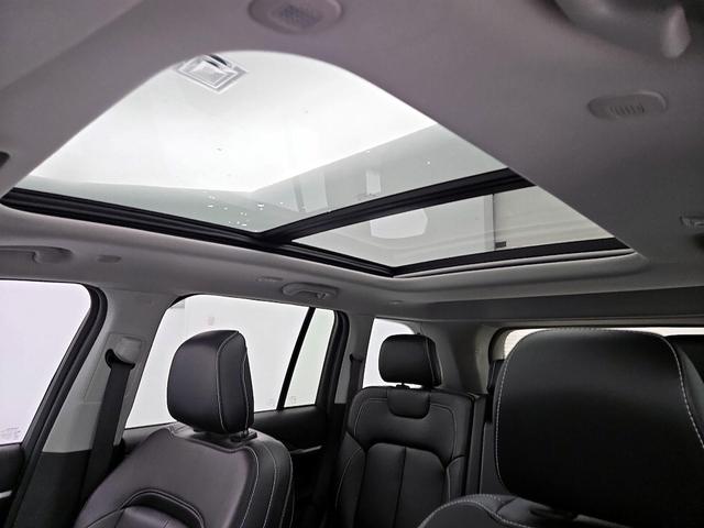 Photo of 2023 White Jeep Grand Cherokee