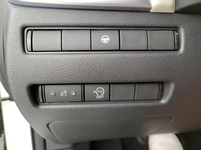 Photo of 2023 White Nissan Rogue