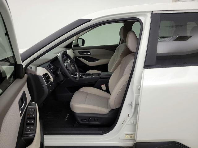 Photo of 2023 White Nissan Rogue