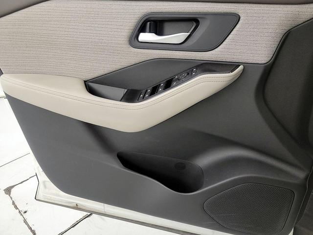 Photo of 2023 White Nissan Rogue