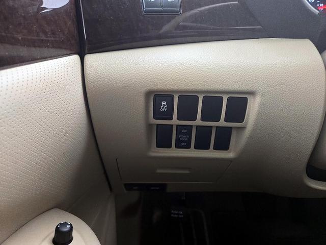 Photo of 2014 Tan Nissan Quest