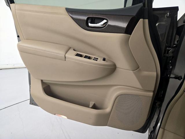 Photo of 2014 Tan Nissan Quest