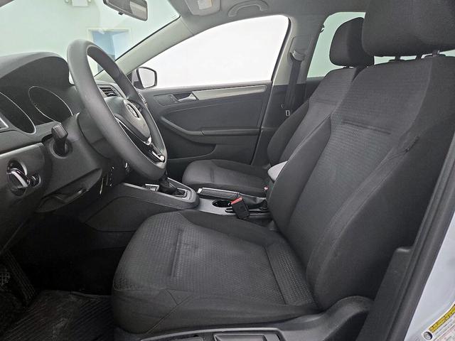Photo of 2017 Silver Volkswagen Jetta