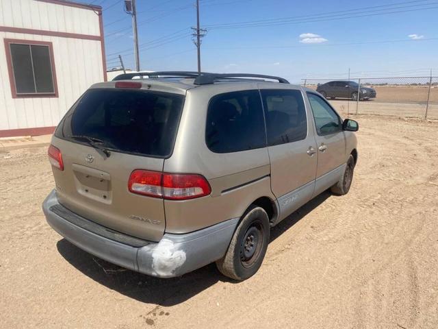 Photo of 2002 Desert Sand Mica Toyota Sienna