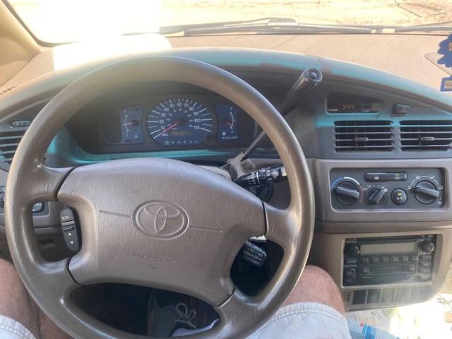 Photo of 2002 Desert Sand Mica Toyota Sienna