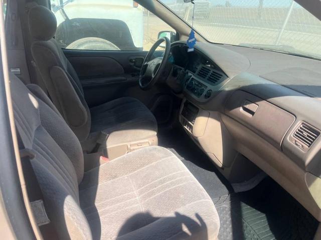 Photo of 2002 Desert Sand Mica Toyota Sienna
