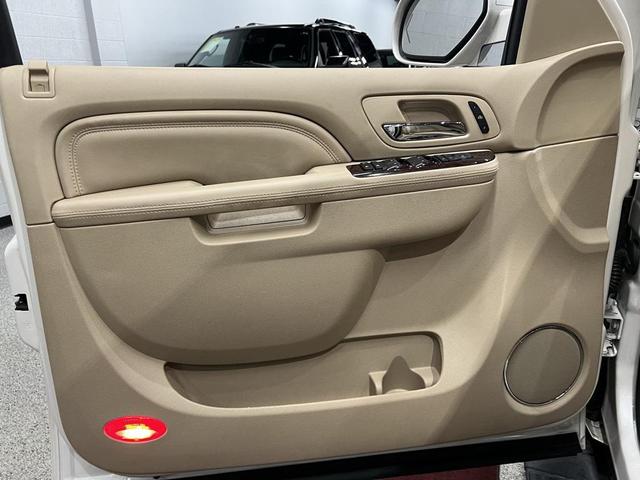 Photo of 2013 White Diamond Tricoat Cadillac Escalade EXT
