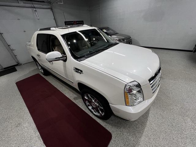 Photo of 2013 White Diamond Tricoat Cadillac Escalade EXT