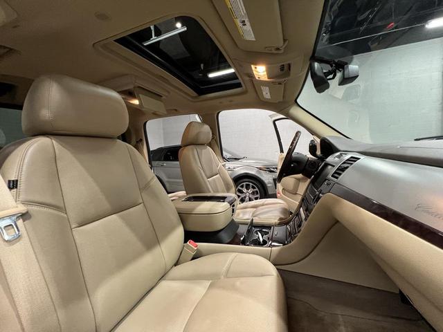 Photo of 2013 White Diamond Tricoat Cadillac Escalade EXT
