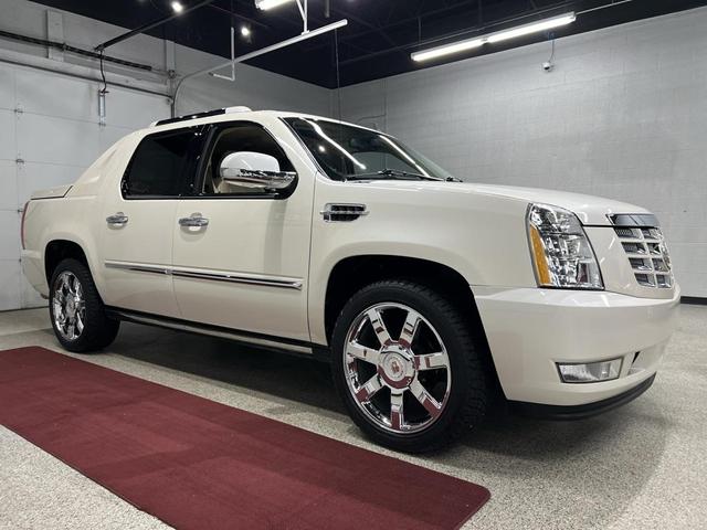 Photo of 2013 White Diamond Tricoat Cadillac Escalade EXT