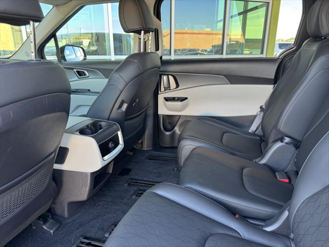 Photo of 2023 BLACK Kia Carnival