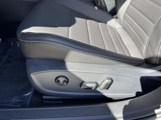 Photo of 2022 Gray Volkswagen Jetta