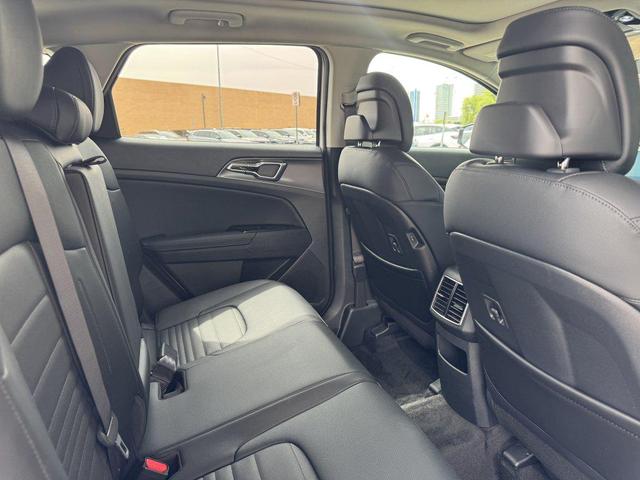 Photo of 2025 Snow White Pearl Kia Sportage Hybrid