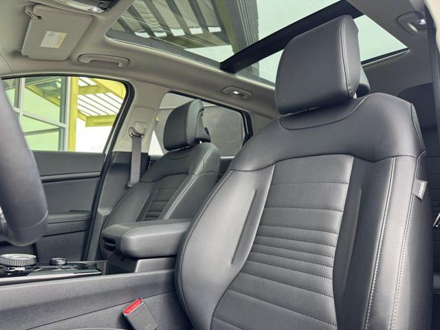 Photo of 2025 Snow White Pearl Kia Sportage Hybrid