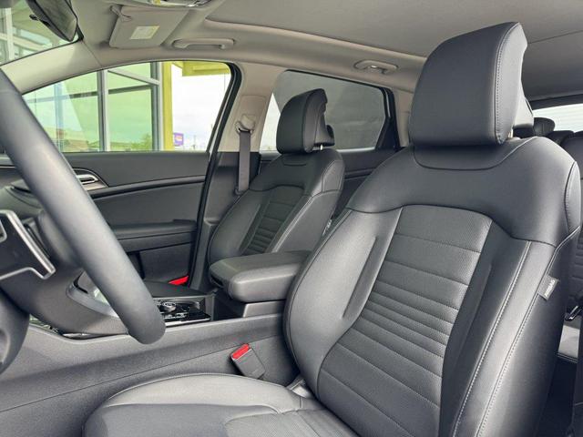 Photo of 2025 Snow White Pearl Kia Sportage Hybrid