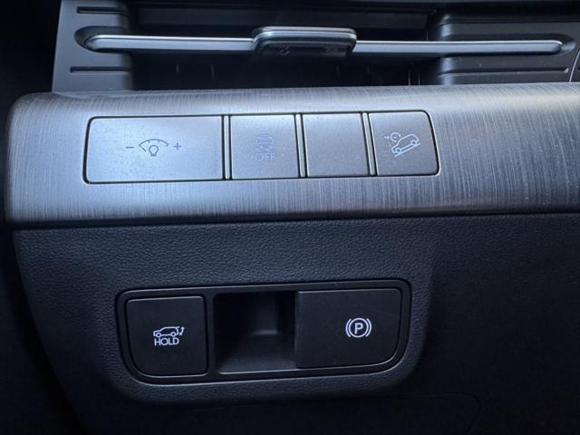 Photo of 2024 Atlas White Hyundai KONA