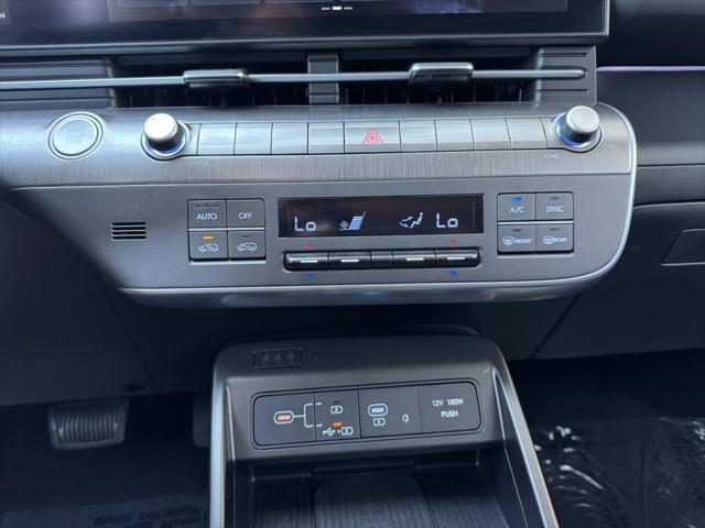 Photo of 2024 Atlas White Hyundai KONA