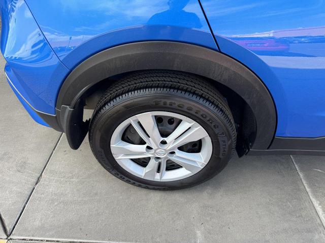 Photo of 2023 Electric Blue Metallic Nissan Kicks