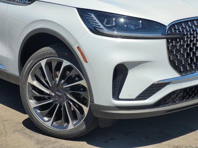Photo of 2025 Crystal White Lincoln Aviator