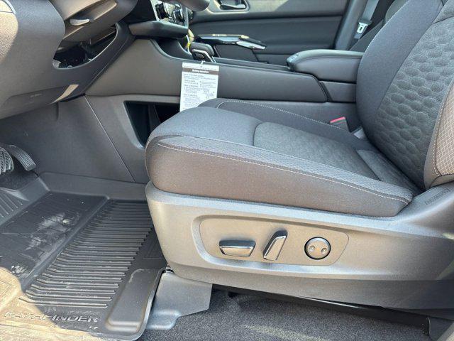 Photo of 2025 Everest White Pearl Tricoat Nissan Pathfinder