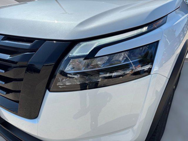 Photo of 2025 Everest White Pearl Tricoat Nissan Pathfinder