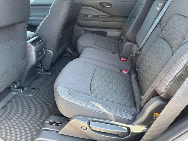 Photo of 2025 Everest White Pearl Tricoat Nissan Pathfinder